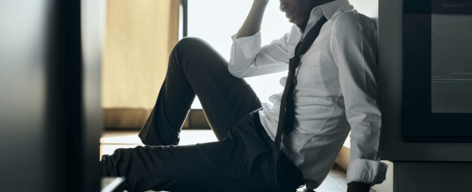 A empresa pode mandar embora funcionário com depressão? Entenda as regras da CLT